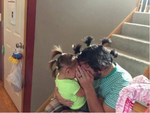 Bố và con cùng diện tóc đôi.