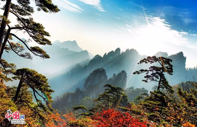 Ngoài cảnh quan thiên nhiên, Hoàng Sơn còn chứa đựng nội hàm văn hoá truyền thống Trung Hoa. Hoàng Sơn từ xưa tới nay luôn là nguồn cảm hứng bất tận cho hội họa và thơ ca. Đây là một trong những tuyến điểm du lịch hấp dẫn nhất Trung Quốc và là di sản văn hóa thế giới. Ảnh: Zhongguo Wang.