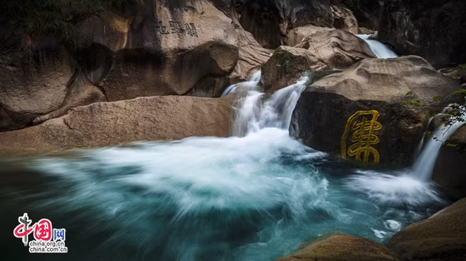 Bốn là suối nước trong vắt. Ảnh: Zhongguo Wang.