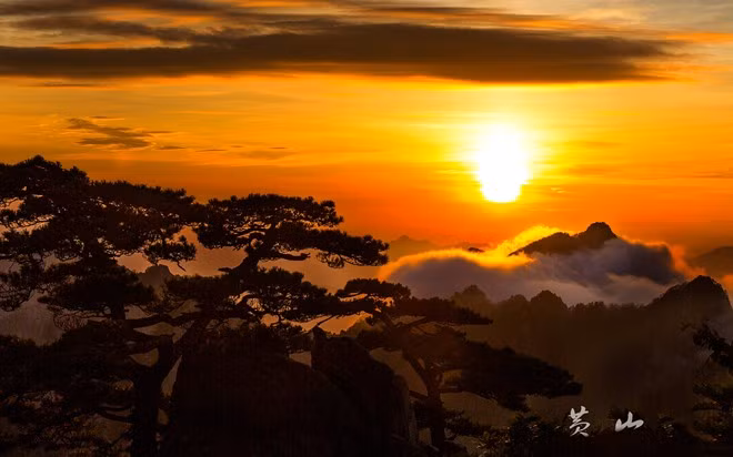 Ngày 3: Dạo quanh đường cổ Tunxi để thưởng lãm những bức tranh thủy mặc nổi tiếng về thiên nhiên An Huy, cảm nhận cuộc sống đời thường của người dân nơi đây. Ảnh: Sina