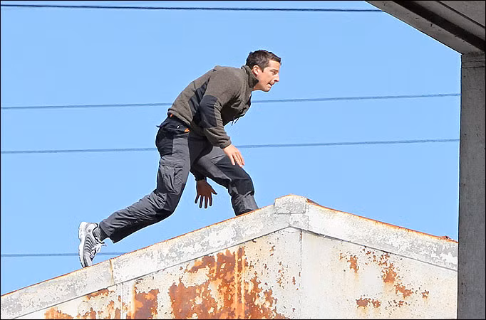 Hiện tại, nhà thám hiểm tham gia chương trình Worst Case Scenario. Trong mỗi tập phim, Bear Grylls sẽ đặt bản thân vào các tình huống đe dọa đến tính mạng nhằm hướng dẫn người xem cách sống sót trong những trường hợp nguy hiểm nhất. Ảnh: Beargrylls