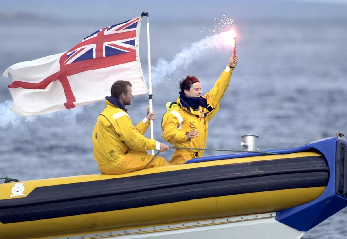 Năm 2003, Bear Grylls dẫn đội 5 người, gồm những người bạn từ nhỏ, đồng đội trong SAS và Mick Crosthwaite, người anh quen trong chuyến leo núi Everest, vượt Bắc Đại Tây Dương trên chiếc thuyền nhỏ dài 11 m bằng nhựa PVC. Trong chuyến đi, họ đối mặt với nguy hiểm khi gặp gió cấp 8, nhiều lần va phải băng trôi. Ảnh: Peo TV