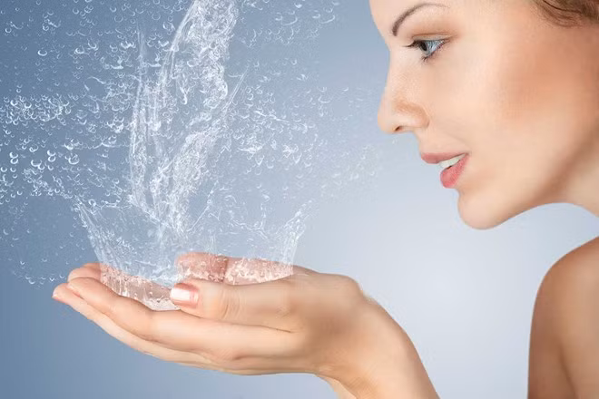 Uống nhiều nước lọc sẽ giúp đào thải nhanh chất độc có hại, làm dễ chịu khí quản, chống viêm, giảm ho nhanh. Ảnh: theone