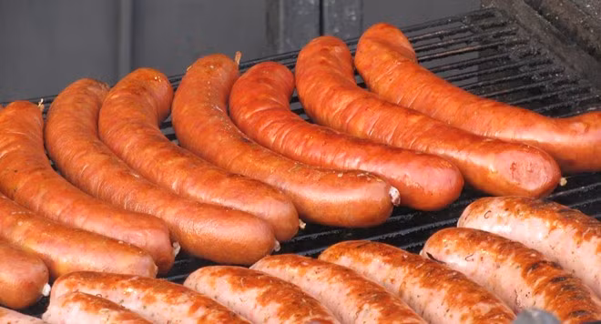 Klobásy, Prague, Cộng hòa Czech: Đây là một loại xúc xích của châu Âu, với màu đỏ đậm đặc trưng và khá cay. Ảnh: Praguemylove/Blogspot.