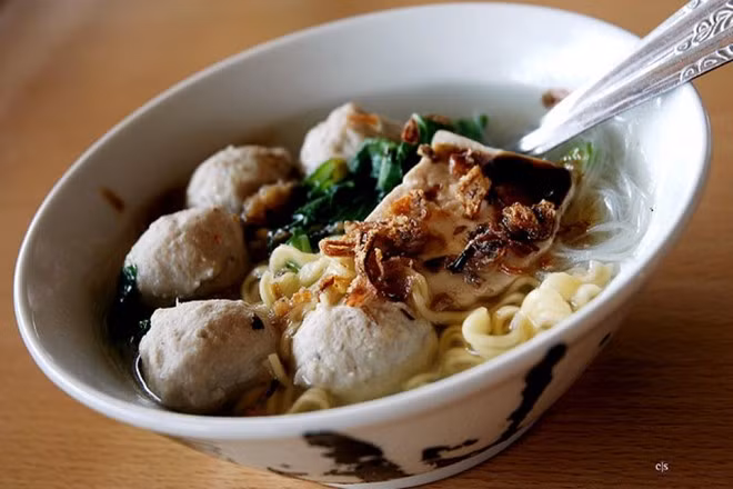 Súp thịt viên bakso: Với 4 USD, bạn có thể mua được 4 bát bakso. Món ăn này phổ biến ở khắp Indonesia. Ảnh: Closari/Flickr.