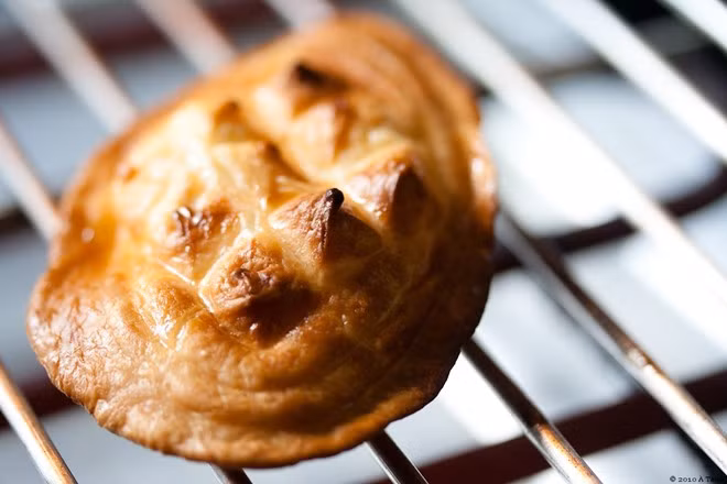 Oscypek, Ba Lan: Oscypek là một loại phô mai truyền thống của Ba Lan, được làm từ sữa cừu thêm muối, sau đó hun khói trong 14 ngày. Ảnh: Atable.