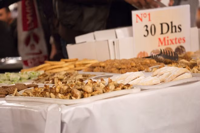 Bánh ngọt vỉa hè, Morocco: Tại các khu chợ, nhiều người bán hàng đẩy những xe chở đầy bánh ngọt, bánh quy đủ loại. Bạn có thể mua một hộp 10 chiếc tùy chọn với giá 2 USD. Ảnh: Travelshus.