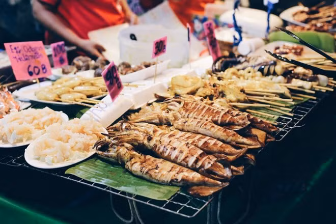 Đồ ăn ở phố Soi 38, chợ đêm Bangkok, Thái Lan: Soi 38 là một trong những phố ẩm thực nổi tiếng nhất Bangkok với nhiều món ăn phong phú và giá rẻ. Du khách chỉ phải chi 2 USD (khoảng 60 bath) cho một món gà và một ly sinh tố. Ảnh: Culinarymission.