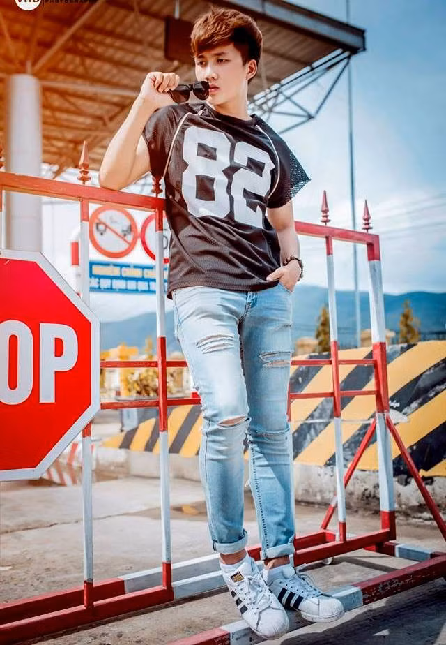 Với việc xuất hiện trên truyền hình trong vai trò người mẫu của chương trình Xưởng thời trang được phát sóng trên kênh VTV6 và tham dự vòng casting VietNam's Next Top Model, không khó hiểu khi Khôi Min có chiều cao nổi bật 1,85 m. Trong cuộc sống hàng ngày, 9X còn đảm nhiệm vai trò mẫu ảnh cho một số cửa hàng thời trang. Hiện hot boy xứ nghệ còn tập trung phát triển sự nghiệp kinh doanh.