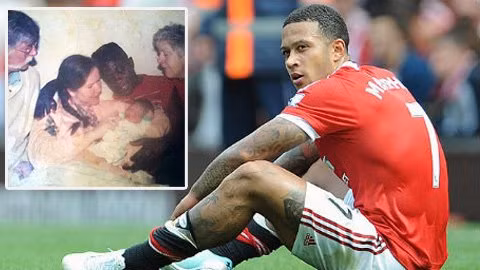 Quả bóng đầu tiên của Depay là do cha tặng. Ông Dennis Depay cho hay, ông chính là người mua tặng cho Memphis Depay quả bóng đầu tiên và hướng cậu con trai của mình theo nghiệp bóng đá. Tuy vậy, do ông Dennis Depay rời khỏi gia đình khi Memphis Depay mới 4 tuổi nên cho tới thời điểm này, hai người không còn liên lạc với nhau.