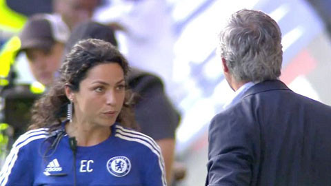 Nữ bác sỹ bị HLV Mourinho sỉ nhục tính kiện Chelsea. Chelsea đang đứng trước nguy cơ bị cuốn vào một cuộc chiến pháp lý, khi nữ bác sỹ từng bị HLV Jose Mourinho mắng mỏ trên sân là Eva Carneiro dự định sẽ nhờ tòa án đòi lại công bằng cho cô.