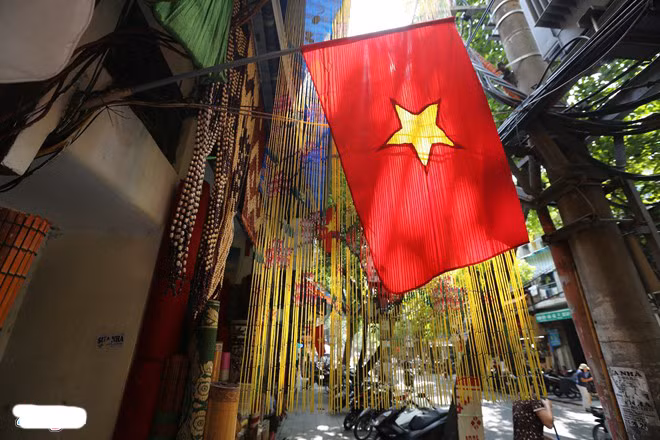 Người dân Hà Nội treo cờ mừng 70 năm độc lập.