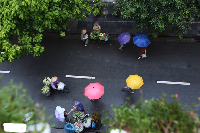Chiều về, phố phường lác đác những giọt mưa. Mùa thu Hà Nội không chỉ đẹp mà còn rất khác biệt.