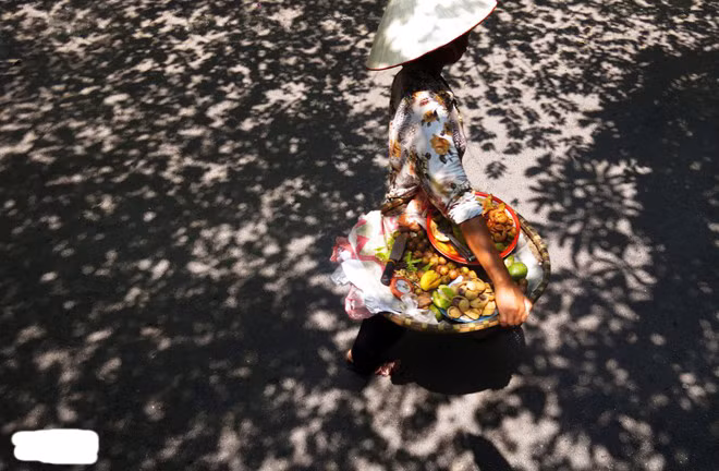 Sấu chín trên tay người bán hàng rong.