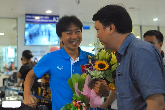 Ở trận đấu trên sân khách hôm 8/9, ông Miura cùng các học trò vất vả giành chiến thắng 2-1 trước Đài Loan (Trung Quốc). Về nước sau trận thắng không thuyết phục, HLV Miura nhận nhiều lời chỉ trích từ người hâm mộ.