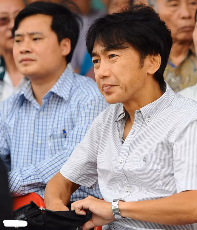 Sau khi kết thúc Vòng loại U23 châu Á, HLV Miura phải đối đầu với thử thách lớn khi phải đánh bại Thái Lan ở Vòng loại World Cup 2018. Nhà cầm quân người Nhật Bản tiếp tục miệt mài đi dự khán các trận đấu V.League để tìm nhân tài, dù lúc này sức khỏe của ông không được tốt.