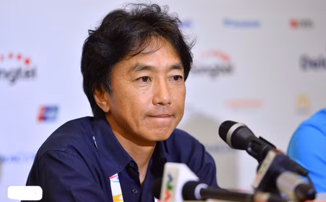 Ở giải đấu này, U23 Việt Nam chơi thăng hoa khi thắng 5-1 trước U23 Malaysia, nhưng lần thứ 2 bại trận trước người Thái ở vòng bảng. Thầy trò HLV Miura chỉ giành vé vào bán kết với ngôi nhì bảng B. Trong cuộc so tài bán kết, sai lầm của hàng thủ khiến U23 Việt Nam thua 2-1 trước U23 Myanmar. Ở trận tranh Huy chương đồng, các học trò của HLV Miura vớt vát danh dự khi đánh bại U23 Indonesia. Ảnh: Hoàng Hà.