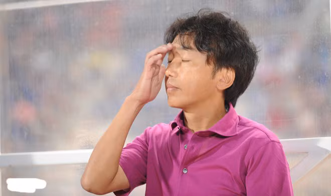 Chơi với thế thiếu người do Minh Châu phải nhận thẻ đỏ, ĐT Việt Nam để Thái Lan ghi bàn ở những phút cuối trận và giành chiến thắng chung cuộc 1-0. Nhà cầm quân người Nhật Bản tiếp tục phải nhận sự phản ứng dữ dội từ người hâm mộ vì lối đá phòng ngự như "xe bus 2 tầng" chưa từng có ở ĐT Việt Nam.