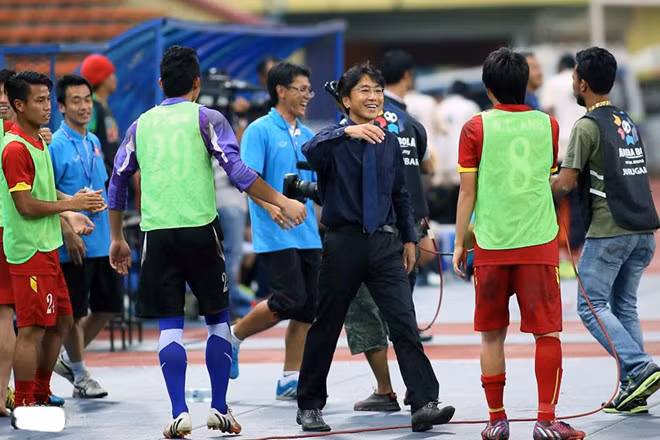 Ở Vòng loại U23 châu Á tháng 3/2015, HLV Miura cùng các học trò không được ủng hộ khi đội vẫn trung thành với lối chơi phòng ngự, phản công bằng những đường chuyền dài vượt tuyến. Tuy nhiên, U23 Việt Nam vẫn giành vé tới Qatar dự Vòng chung kết U23 châu Á 2016 với tư cách một trong những đội nhì bảng có thành tích tốt.