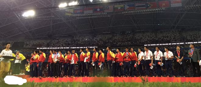 Trên bục nhận huy chương ở SEA Games 28, HLV Miura là người hiếm hoi trong đoàn U23 Việt Nam không ngước nhìn U23 Thái Lan nhận huy chương vàng.