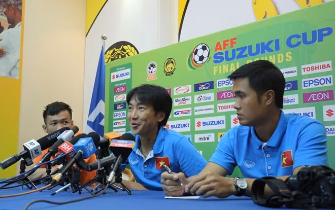 Ở trận bán kết lượt đi AFF Cup 2014 gặp Malaysia, đội tuyển Việt Nam xuất sắc với lối chơi phòng ngự phản công, ngược dòng giành chiến thắng 2-1 trên sân Shah Alam.
