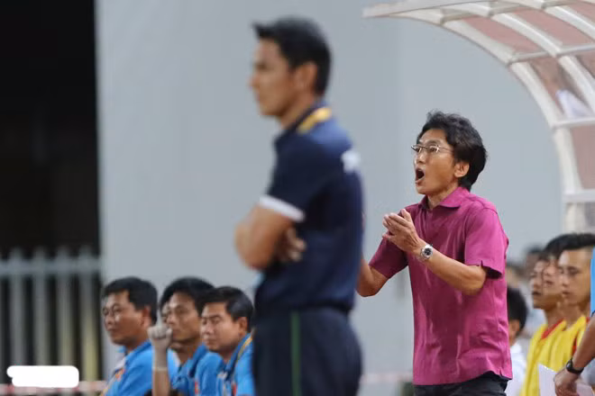 Tháng 5/2015, HLV Miura mang những cầu thủ tốt nhất của bóng đá Việt Nam sang Thái Lan đá trận đầu tiên trong khuôn khổ Vòng loại World Cup 2018. Với áp lực phải có điểm trước thầy trò HLV Kiatisak, ĐT Việt Nam dưới sự chỉ đạo của ông Miura chơi bạo lực và phòng ngự tiêu cực trong cuộc so tài trên sân Rajamangala (Bangkok).