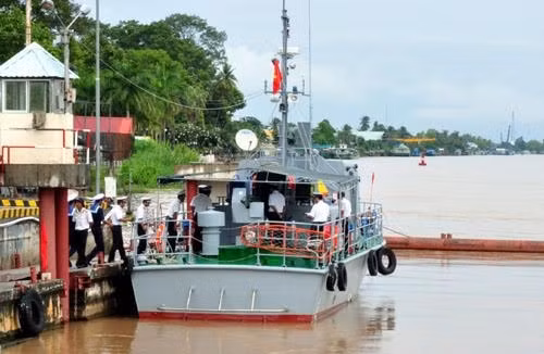 Cơ động lên tàu, thực hiện các thao tác cho tàu rời bến.