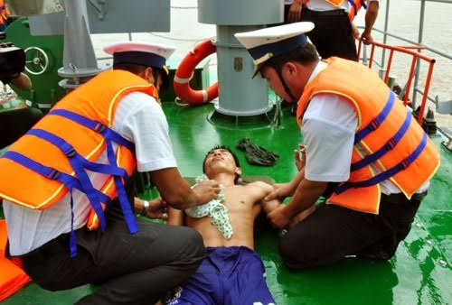 Nhanh chóng sơ, cấp cứu người bị nạn.