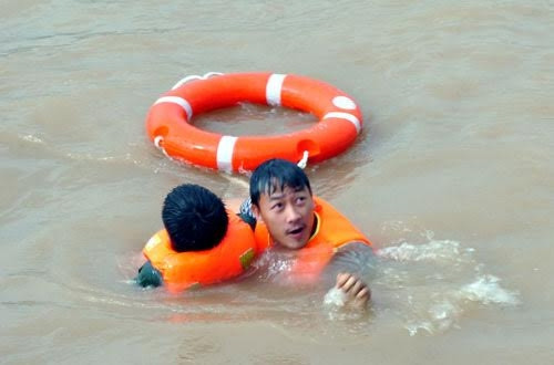Dùng kỹ thuật bơi cứu nạn đưa người bị nạn cập mạn tàu.