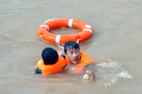 Dùng kỹ thuật bơi cứu nạn đưa người bị nạn cập mạn tàu.