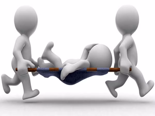 8. Thay thế liệu pháp chữa trị. Không ít người khi biết mình bị ung thư đã không đến ngay các cơ sở y tế để điều trị, chữa bệnh tuân theo phác đồ của bác sĩ mà nghe theo các lời mách bảo truyền miệng dùng, uống các loại thuốc lá, thuốc Đông y không rõ nguồn gốc. Đây là hành động vô tình làm người bệnh tự đánh mất đi thời gian vàng điều trị bệnh. Sau khi điều trị bằng thuốc lá không có hiệu quả, bệnh nặng lên, người bệnh mới quay trở lại điều trị theo lộ trình của bác sĩ thì đã muộn.