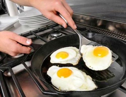 Chảo chống dính là dụng cụ nhà bếp vô cùng quen thuộc và được sử dụng hàng ngày trong các gia đình giúp cho công việc nấu ăn của chị em nhanh chóng và thuận lợi hơn rất nhiều. Tuy nhiên, rất nhiều người lại mắc những sai lầm tai hại khi dùng chảo chống dính, dẫn đến nhiễm độc, ảnh hưởng xấu đến sức khỏe.