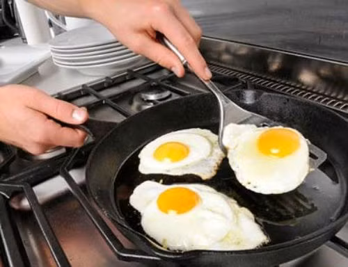 Chảo chống dính là dụng cụ nhà bếp vô cùng quen thuộc và được sử dụng hàng ngày trong các gia đình giúp cho công việc nấu ăn của chị em nhanh chóng và thuận lợi hơn rất nhiều. Tuy nhiên, rất nhiều người lại mắc những sai lầm tai hại khi dùng chảo chống dính, dẫn đến nhiễm độc, ảnh hưởng xấu đến sức khỏe.