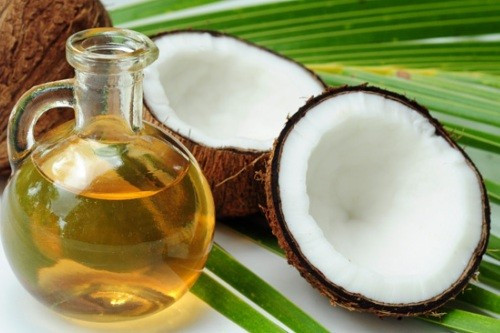 Dầu dừa. Ngoài tác dụng làm cho da mịn màng hay mái tóc mượt mà, dầu dừa còn có công dụng chăm sóc tốt cho răng miệng như súc miệng với dầu dừa sẽ giúp giảm nguy cơ về các bệnh răng miệng, trị hôi miệng và quan trọng còn là cách làm trắng răng hiệu quả.