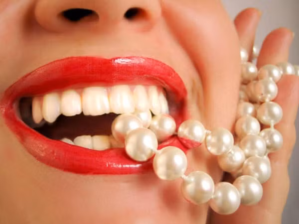 Ngoài ra, sau khi ăn xong, uống một ly nước chanh loãng sẽ giúp bạn làm trắng răng hơn. Đây được xem là nước súc răng tự nhiên, hiệu quả, rẻ tiền mà không kèm theo hóa chất. 