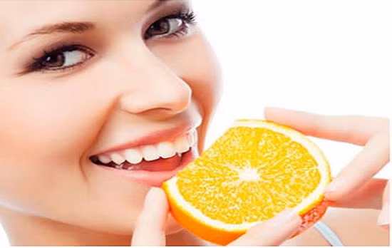 Dùng quả chanh. Quả chanh rất hữu ích trong việc làm trắng răng. Bạn hãy lấy vài giọt nước cốt chanh pha thêm muối rồi pha hỗn hợp này lên răng và chà rửa bằng bàn chải. Để nguyên trong vài phút rồi rồi sau đó súc miệng thật sạch với nước.