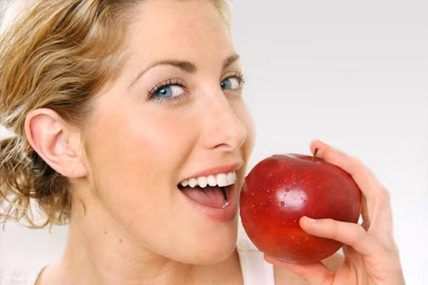 Ăn nhiều táo. Nhiều chuyên gia nha khoa chia sẻ, ăn táo xanh - loại trái cây ít đường như một món ăn nhẹ sau bữa ăn, cũng giúp răng được sạch sẽ như đánh răng. Táo xanh có chứa chất giúp loại bỏ các mảng bám, làm răng trắng sạch.