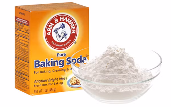 Bạn có thể trộn bột nở (baking soda) với dầu dừa để tạo thành một hỗn hợp đủ sệt để đánh răng. Dầu dừa thực sự giúp đánh bóng bề mặt răng, giúp làm cho răng trắng bóng như ngọc trai và đặc biệt hiệu quả đối với các vết ố do cà phê, socola hay trà đặc gây ra.