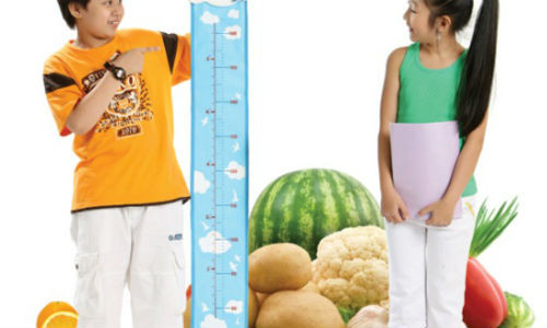 Sai lầm trong việc nuôi con. Chế độ ăn nhiều đạm, uống ít sữa, ăn nhiều chất béo và bột, đường nhưng lại thiếu vitamin và chất khoáng dẫn đến thiếu chiều cao. 