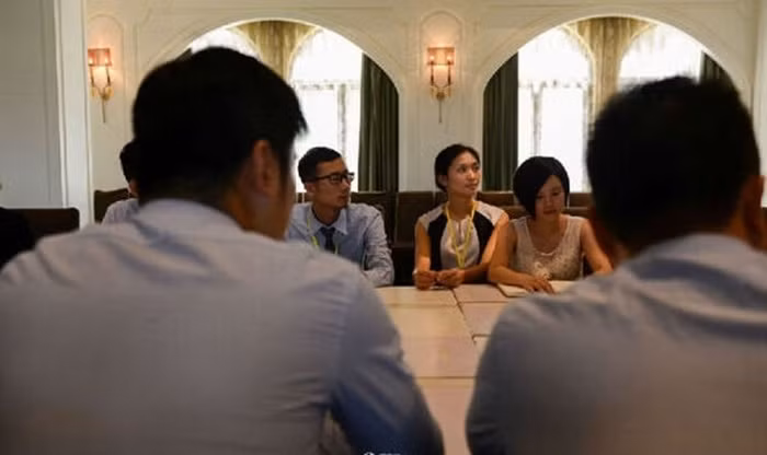 Azhu cùng các nhân viên khác chăm chú theo dõi để dự định những kế hoạch cần phải làm.