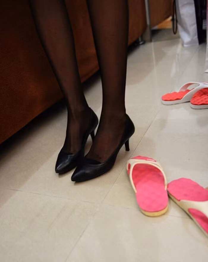 Azhu 27 tuổi đã làm công việc bán hàng của công ty bất động sản được 5 năm. Cô sở hữu chiều ca0 1,7m nhưng vẫn phải dùng đến giày cao gót để có vóc dáng ấn tượng hơn.