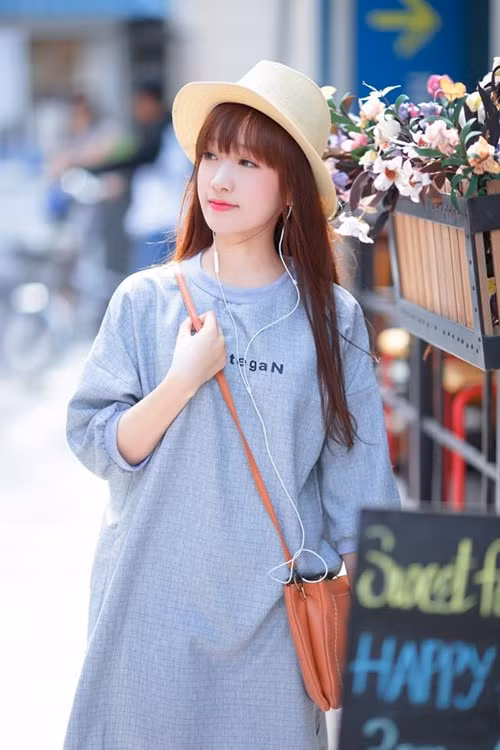 Với vẻ đẹp thiên thần, 9X được rất nhiều vệ tinh bám theo và không thiếu những màn tỏ tình lãng mạn như phim Hàn. Không chỉ được con trai chú ý đến, Hiền còn được không ít bạn nữ quan tâm, tán tỉnh.