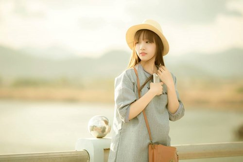 Phan Thảo Hiền, sinh năm 1995, cô sinh ra và lớn lên tại quê hương Đồng Nai. Hiện, Hiền là sinh viên ngành Quan hẹ quốc tế của trường ĐH Ngoại ngữ Tin học TP HCM. Sở hữu vẻ ngoài xinh xắn, đáng yêu cùng đôi mắt hút hồn, 9X Đồng Nai Thảo Hiền khiến người đối diện không khỏi rung động và bị mê hoặc trước vẻ đẹp thuần khiết, trong sáng ấy. Trang Facebook cá nhân của Thảo Hiền thu hút hơn 60.000 lượt theo dõi.