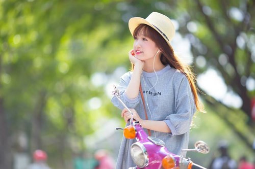 Hot girl 9X thu hút mọi ánh nhìn với nụ cười tươi, trong sáng. Cô có sở thích đi du lịch, nấu ăn, xem phim và nghe nhạc. Ngoài ra, cô cũng rất thích vẽ tranh và tự nhận thấy mình là người có năng khiếu trong lĩnh vực này.