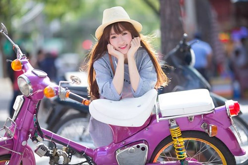 Không chỉ sở hữu vẻ ngoài xinh đẹp, Hiền còn là một cô nàng đa tài khi giành không ít các giải thường: Giải ba MC cấp trường năm 2012, giải khuyến khích cuộc thi Cô gái bánh Gouté năm 2014…