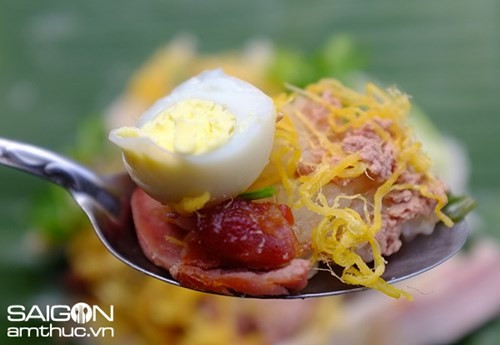 Xôi Tám Cẩu: Tiệm xôi - bánh mì Tám Cẩu toạ lạc góc ngã tư Cao Thắng - Điện Biên Phủ (quận 3). Quán xôi ngon nhất Sài Gòn này thu hút thực khách với những lát thịt luộc ướp muối tỏi được chế biến theo công thức riêng. Ảnh: Saigonamthuc.