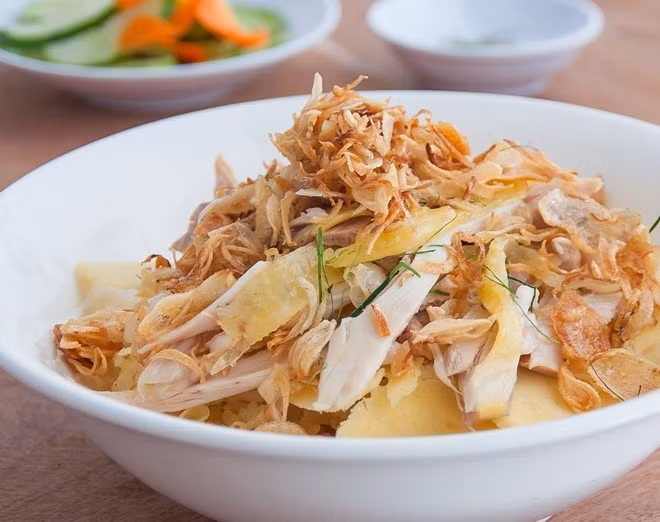 Xôi Nhung: Với hai dòng xôi và 9 món ăn kèm, xôi Nhung giới thiệu đến thực khách Sài Gòn gần 20 món xôi với hương vị và cách bài trí khác nhau. Được yêu thích nhất tại quán xôi ngon nhất Sài Gòn này là món xôi gà hấp lạ miệng, gà xào nấm đậm đà hay xôi trứng kho thịt béo mềm. Ảnh: Huỳnh Hằng.