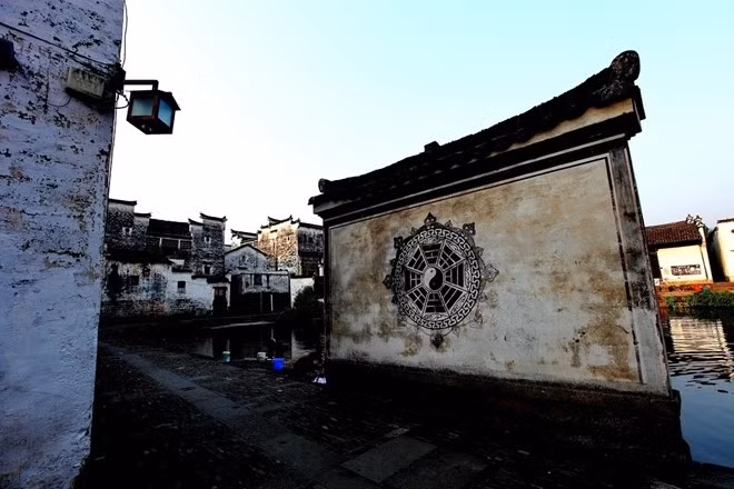 Ngoi lang Bat Quai ky bi cua hau due Khong Minh