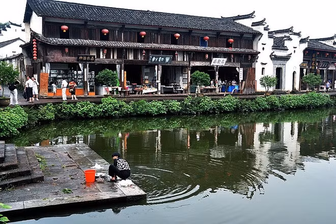 Tuy trong lịch sử có nhiều câu chuyện truyền miệng chưa rõ thực hư, thực tế tại vùng đất Lan Khê thuộc tỉnh Triết Giang ngày nay có một thôn tên gọi Bát Quái Chu Cát (xưa có tên Cao Long) được xây dựng với kiến trúc đặc biệt có một không hai, được cho là mô phỏng theo Bát Trận đồ của Khổng Minh. Ảnh: Baike.