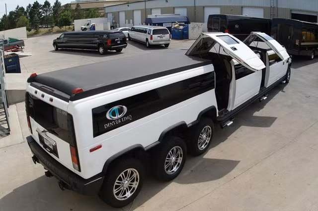 Triple Axle Hummer H2 Limo có thể chở được 32 người. Ảnh: Colimousine.